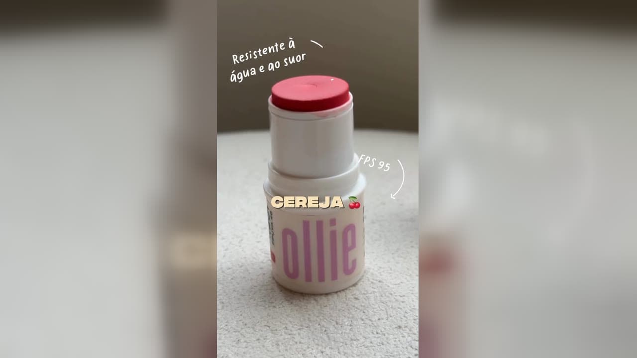 Embalagem do bastão Ollie cor cereja com as indicações FPS 95 e resistente à água e ao suor