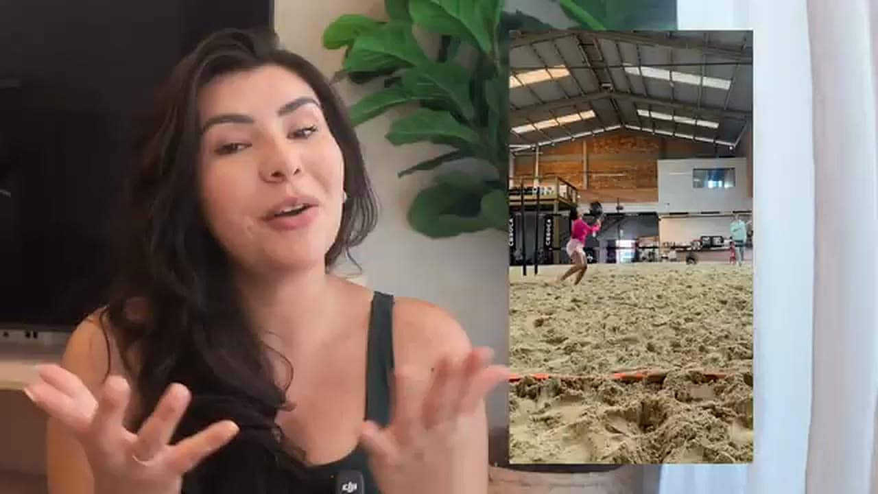 Quadra de areia de beach tennis coberta, esporte que Karol Barbosa praticava em Garopaba