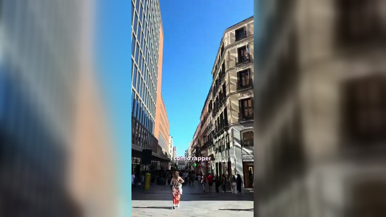 Movimento de pedestres na Gran Vía, em Madri, numa tarde de sábado