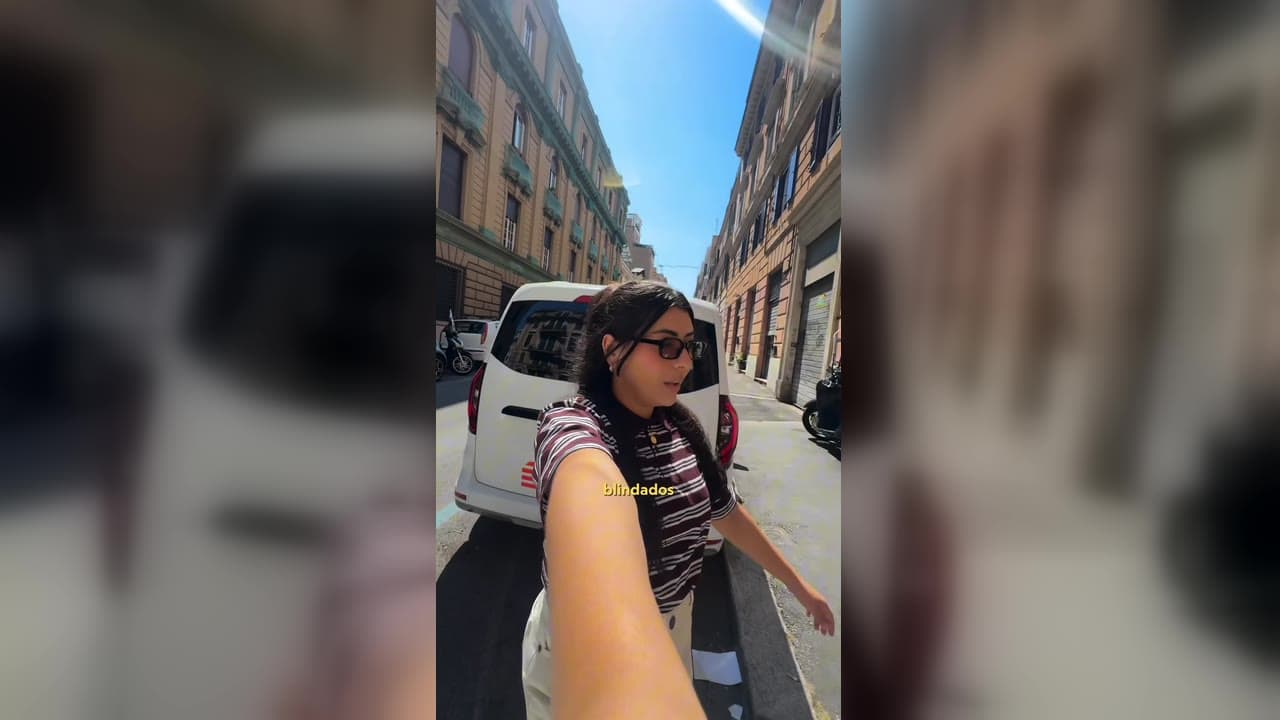 Karol Barbosa sorrindo e caminhando por uma rua de Roma depois de se recuperar