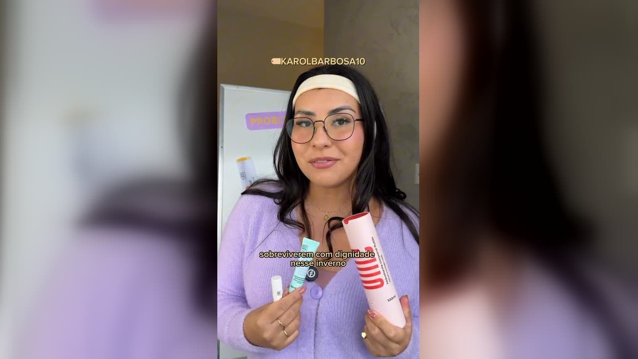 Karol Barbosa segurando os três produtos de skincare da Ollie para o inverno