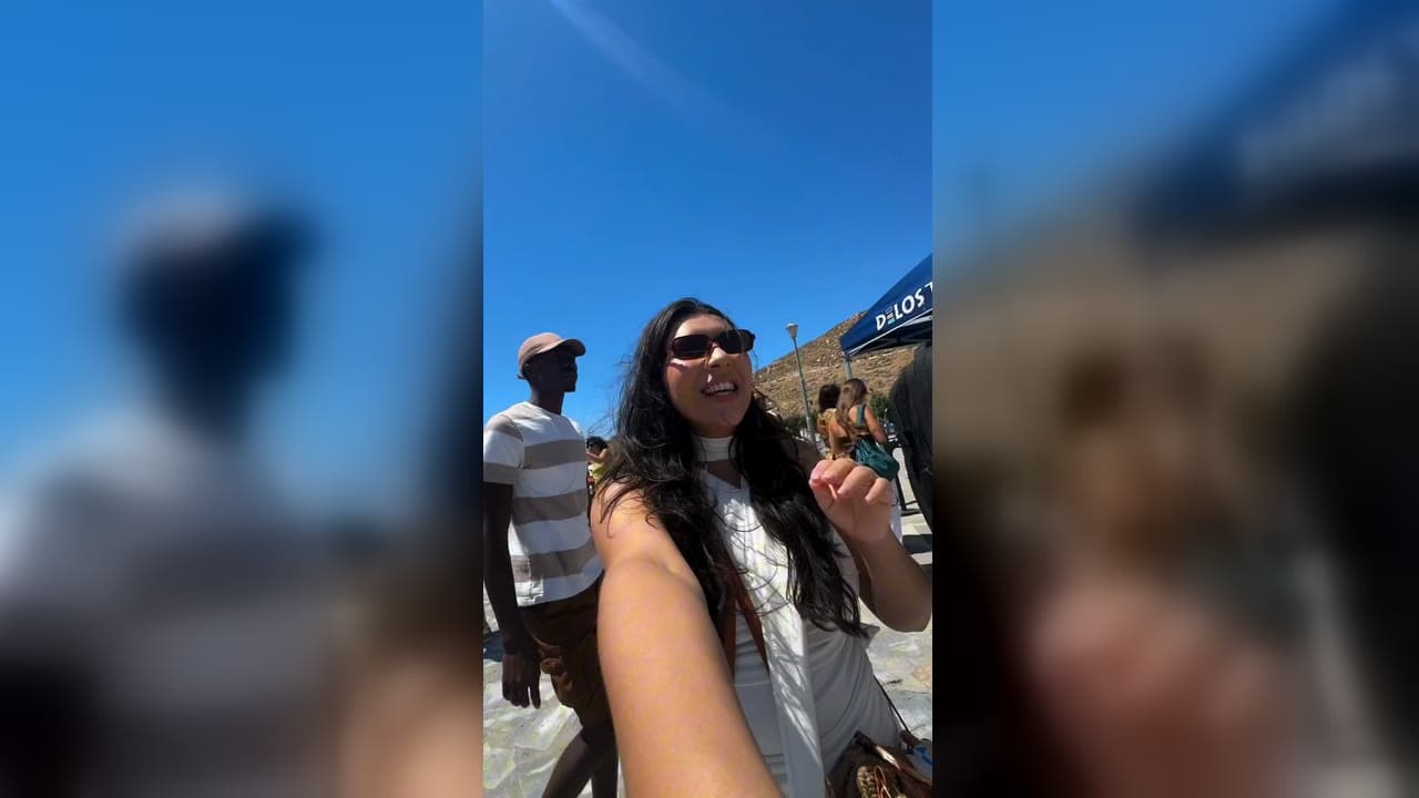 Karol Barbosa no cais de Mykonos depois de desembarcar do tender do cruzeiro