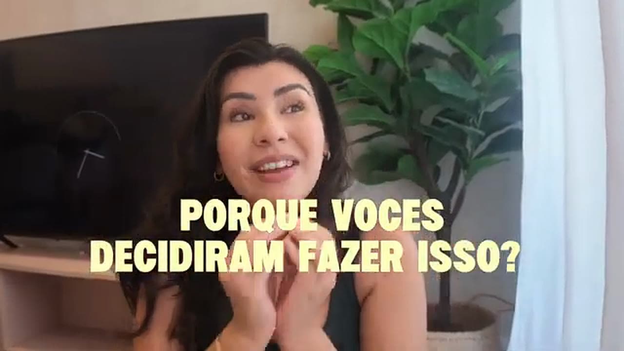 Karol Barbosa no vídeo com a pergunta na tela: por que vocês decidiram fazer isso?