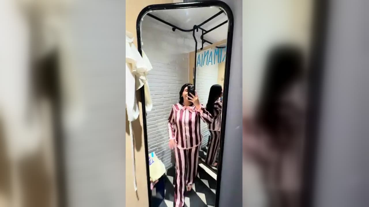 Karol Barbosa provando um pijama listrado no provador da Primark da Gran Vía