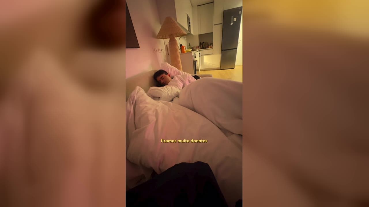 Red deitado na cama, doente, no apartamento onde estavam hospedados na Itália